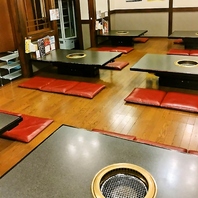 木の温もりとスタイリッシュさが融合した落ち着きの空間