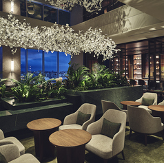 4名様用のお席を5つご用意しております。素敵なインテリアとおいしい食事で質の高いおもてなしを受けることができます。