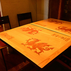 カップルにもオススメのビッグベン最高のテーブル席です♪テーブルにはBIGBENのロゴとウエールズのドラゴンが埋め込まれたここにしかないオリジナルテーブルがお迎えにします。SNS映えすること間違いなしのテーブルです(^^♪【天文館/クラフトビール/飲み放題/肉/誕生日/宴会/記念日/英国パブ】