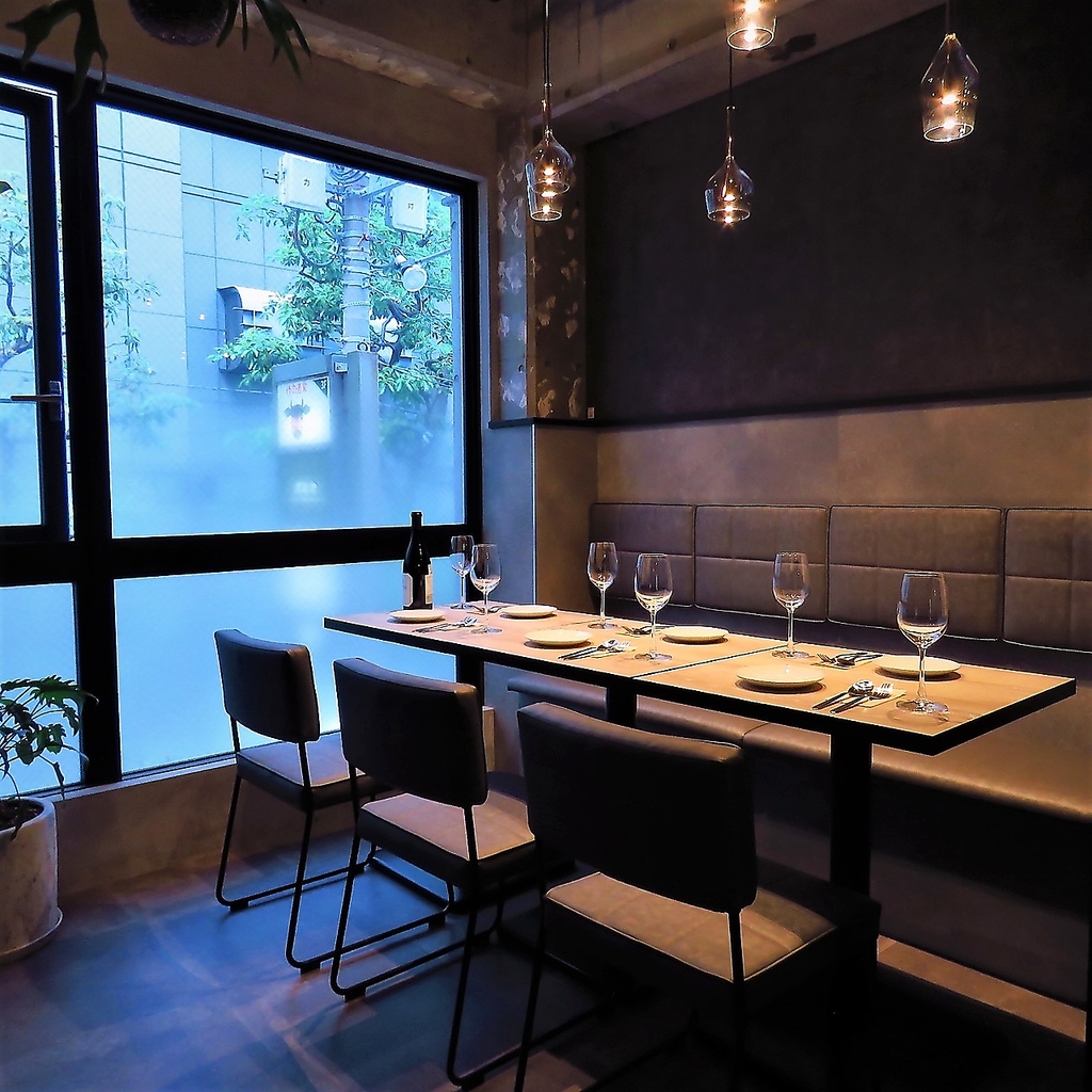 少人数から大人数までご利用いただけるよう、テーブル席を多数ご用意しております