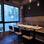 少人数から大人数までご利用いただけるよう、テーブル席を多数ご用意しております