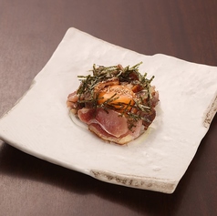 ～旨辛ダレと卵黄で～鶏タタキユッケ