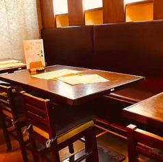 【4名様×6卓】ご友人・同僚とのお食事におすすめなテーブル席◎ご友人や同僚とのお食事に最適なテーブル席をご用意しております。落ち着いた雰囲気の中で、ゆったりとお食事をお楽しみいただけます。広々としたお席で、当店自慢の鮮魚と日本酒を心ゆくまでご堪能ください。