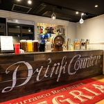 広いバーカウンターをご用意♪♪セルフサービスでさまざまなドリンクをお楽しみいただけます。