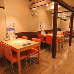 お席はロールカーテンで仕切ることが可能です