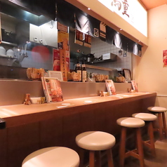 カウンター席は、シェフの手元を間近で楽しむことができる特等席です。料理の仕上がりを目の前で見ることができ、カウンター越しの会話も楽しめます。