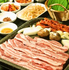 豚三枚肉(ご注文は2人前から)