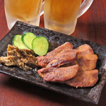 仙台の牛タンは、肉質の良さが際立つ極上の一品。丁寧に焼いた牛タンは、香ばしさと柔らかさが絶妙！