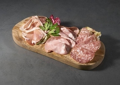 自家製生ハムとイタリア産サラミの盛り合わせ