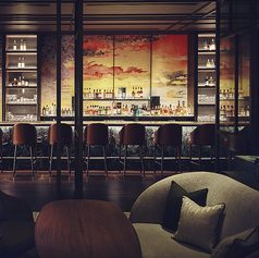 目の前で楽しむオープンカウンターは料理のライブ感を楽しめるのが魅力のひとつ。出来立ての料理が味わえるかも