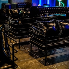 デザインがおしゃれなパイプソファです。席の連結も可能で、大人数でのご利用も可能です。