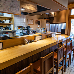 お仕事終わりのサク飲み・休日の晩酌・同僚との2軒目利用など、使い勝手抜群なカウンター席。お一人様でもお気軽に、女性同士でも安心してお立ち寄り頂けます◎帰宅前にホッと一息つける店内で、ゆったり一杯いかがですか？