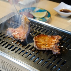 肉厚な食感がたまらない分厚くカットされた贅沢牛タン♪