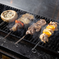 炭の香りを纏った串焼き