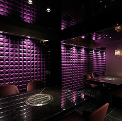 【地下のラグジュアリーな完全個室】地下には、大切な記念日や誕生日のお祝いに最適な完全個室を完備しています。落ち着いた照明と重厚感のある内装が、二人の特別な夜をより一層引き立ててくれます。周りを気にせず、ゆったりとプライベートな時間をお過ごしいただけます◎