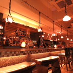 店内は落ち着いた間接照明で照らされ、ゆったりと過ごすことができます