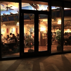 一面ガラス張り、吹抜けの半テラス席は14名様からスペース貸切OK！