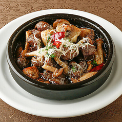 牛タンとマッシュルームのアヒージョ　