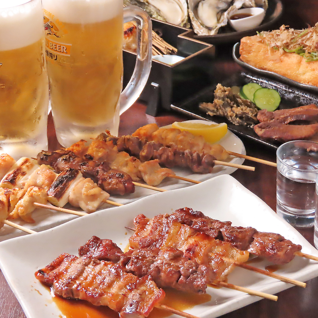 当店自慢のおまかせ焼き鶏盛り合わせは厳選した新鮮な食材を使用し、職人が丁寧に焼き上げています。