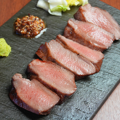 一枚ずつ丁寧に焼き上げる「名物 牛たん」の写真