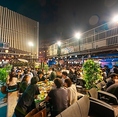 ゆったりと寛げるソファー席をご用意。開放感のある屋外でありながら、リビングのようにリラックスしてBBQを楽しめる特等席です。女子会やデート、仲の良い友人同士での集まりなど、会話をゆっくり楽しみたいシーンにぴったり。新宿の夜景を背景に、ふかふかのシートで贅沢なひとときを満喫いただけます♪