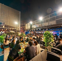 ゆったりと寛げるソファー席をご用意。開放感のある屋外でありながら、リビングのようにリラックスしてBBQを楽しめる特等席です。女子会やデート、仲の良い友人同士での集まりなど、会話をゆっくり楽しみたいシーンにぴったり。新宿の夜景を背景に、ふかふかのシートで贅沢なひとときを満喫いただけます♪
