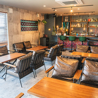 落ち着いたモダンな店内