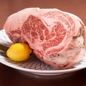 【土佐あかうし】さっぱりとした脂、噛めば噛むほど甘く広がる赤身の旨さ。干草や野草をふんだんに与え品種改良を続けることで小サシが入りジューシーなのにヘルシー、脂質の良さを体験できます。一口食べればわかる、幻の和牛のおいしさをぜひ。