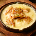 料理メニュー写真 チーズの海に溺れるグリルチキン