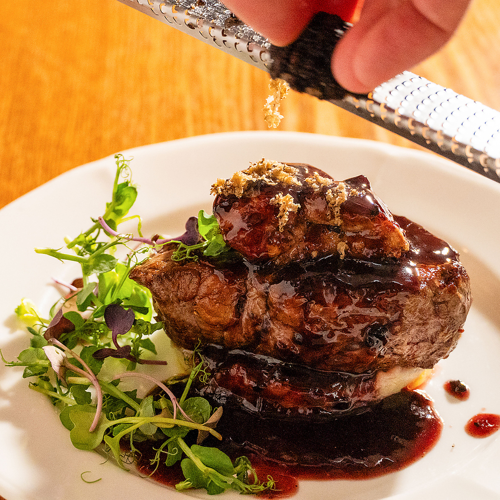 トリュフ・フォアグラをのせた牛フィレのロッシーニなどをお手頃価格でご提供！