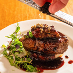 トリュフ・フォアグラをのせた牛フィレのロッシーニなどをお手頃価格でご提供！