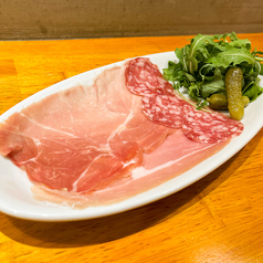 生ハム2種とサラミの盛り合わせ