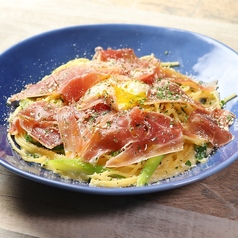 とろ~り温玉のせ 生ハムとアスパラのクリームパスタ