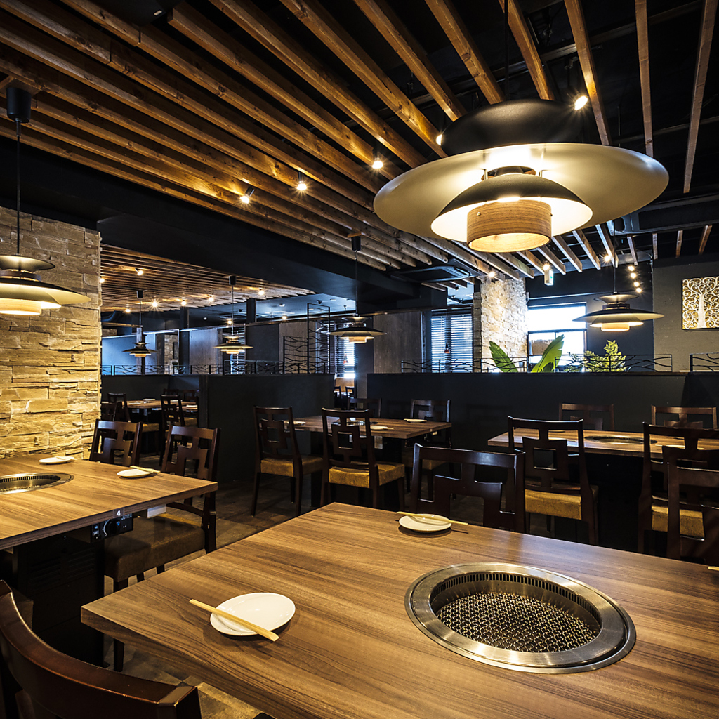 店内中央はゆったりとしたテーブル席。2名～貸切時には最大40名様まで対応できます。