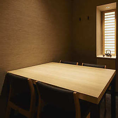 4名様×1卓の半個室となっております♪女性だけのプライベートなお話をするのにもぴったりの空間です！地元の方はもちろん、県外から鹿児島の味を求めてお越しくださるお客様からも長年にわたりご愛顧いただいております。