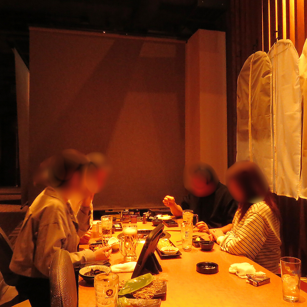 店内は開放感のあるモダンな空間となっており心地よい雰囲気でゆったりと焼肉やお酒を楽しめる店です