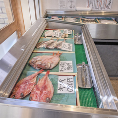 港町オマージュの一階干物ショーケース