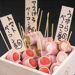 備長炭で炙った串を秘伝のタレにからめて、また丹念に焼き上げます！一番人気はとり皮串！！！