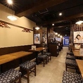 三宮駅すぐの高架下で、炭火が香る本格焼き鳥を。店内には少人数から宴会まで対応可能な、ゆったり寛げるテーブル席を完備。落ち着いた雰囲気の個室風ボックス席は、飲み会や女子会にも最適です。貸切相談も承ります。自慢の串焼きを囲み、多彩な居酒屋メニューと共に賑やかなひとときを。