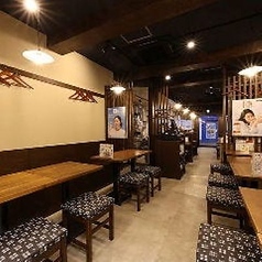 三宮駅すぐの高架下で、炭火が香る本格焼き鳥を。店内には少人数から宴会まで対応可能な、ゆったり寛げるテーブル席を完備。落ち着いた雰囲気の個室風ボックス席は、飲み会や女子会にも最適です。貸切相談も承ります。自慢の串焼きを囲み、多彩な居酒屋メニューと共に賑やかなひとときを。