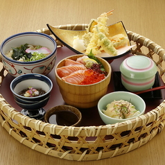 ミニサーモンイクラ丼かご盛り膳