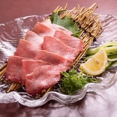 【人気メニュー和牛幻タン刺】噛まなくてもトロけていくような、肉界の大トロ。豊かな脂の旨味を、醤油と薬味でさっぱりといただくのがたまらない。ぜひご賞味ください！