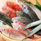 日本全国から毎日直送される当店の鮮魚は、その日にあがった新鮮で質の良い魚を目利きして仕入れていただいております。市場直送の旬の鮮魚のお造りはご宴会にもぴったりです！