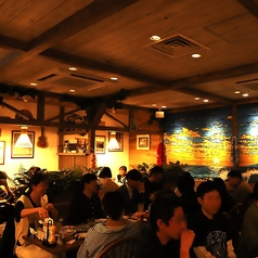 広々店内は少人数～大人数の飲み会、食事会にピッタリ！ハワイアンテイストの店内が楽しい時間を華やかに彩ります♪60種以上の店内手作り、ボリューム満点、こだわりのハワイアン料理とともに、ワイワイ楽しい時間をお過ごしください