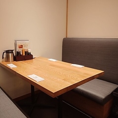 落ち着いた雰囲気の中、ゆったりとお食事をお楽しみいただける4名様用テーブル席をご用意しております。和の要素を取り入れた洗練された内観で、心地よいひとときをお過ごしいただけます。ご家族での団らんや、親しいご友人との会食など、少人数でのお食事に最適です。