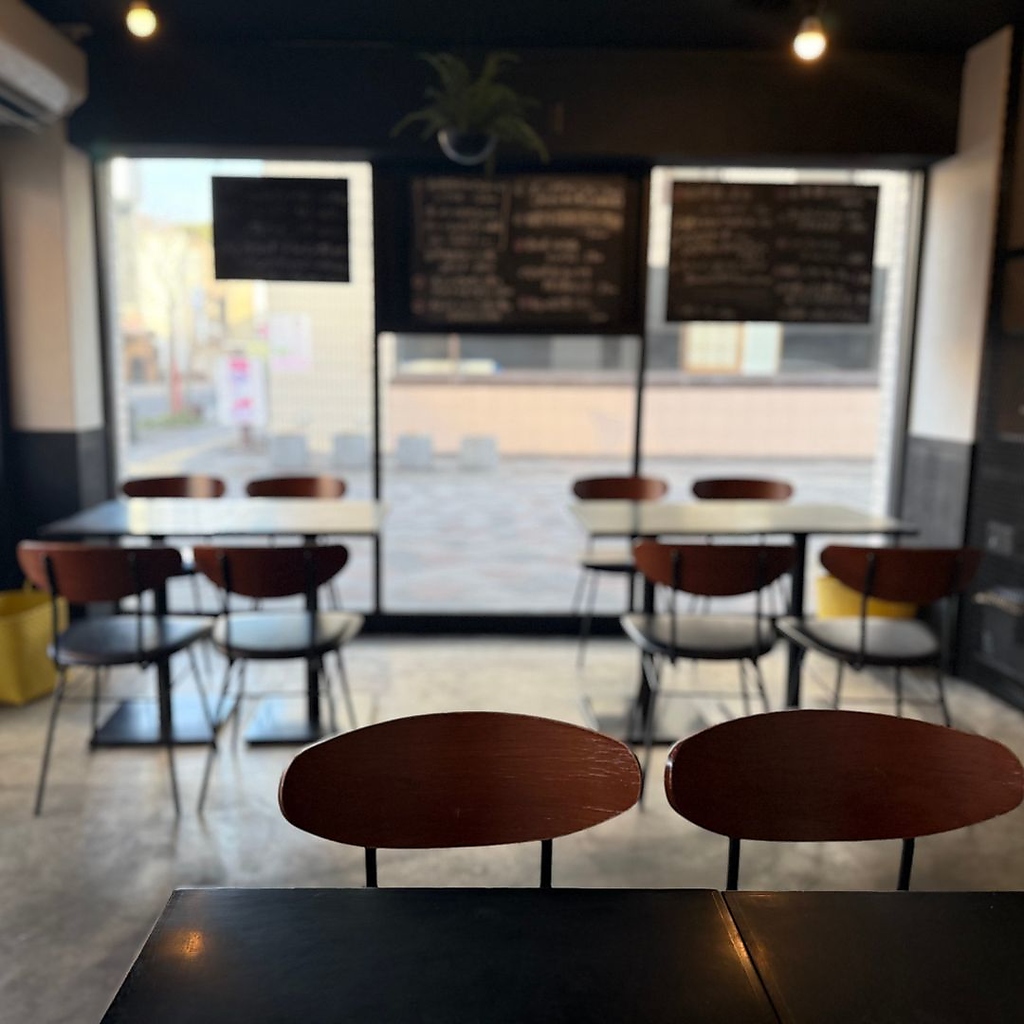 お洒落なモダンシックな店内。テーブルを合わせて大人数での貸切も可能です。