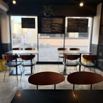 お洒落なモダンシックな店内。テーブルを合わせて大人数での貸切も可能です。