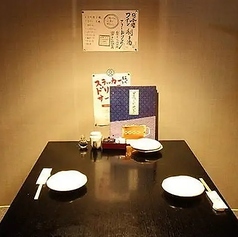 落ち着いた照明と心地よい距離感が魅力の1階テーブル席。各卓に仕切りのある半個室仕様のため、周囲の視線を気にせず、プライベートな時間をゆったりとお過ごしいただけます。お仕事帰りに一息つきたい夜や、大切な方との語り合いに最適。1階ならではの立ち寄りやすさと、隠れ家のような安心感を両立したお席です。