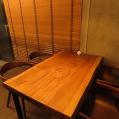 当店では、4名様掛けのテーブル席を1席ご用意しております。少人数のグループでお越しのお客様に最適です。テーブルは広めなので、料理やドリンクをたくさん並べても狭さを感じません。みんなで料理をシェアするのにも向いています。テーブル席をつなげることで、大人数のグループにも対応可能です。お気軽にお越しください