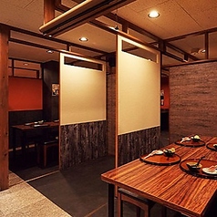 プライベート感を重視したいシーンに最適な、4名様から利用可能な個室空間です。ご家族での団らんや大切な方へのお祝いなど、周りを気にせず思い出に残るひとときを過ごせます。カジュアルなお食事はもちろん、落ち着いて会話を楽しみたい特別な日にもぴったりです。上質空間で心ゆくまでリラックスしてお過ごしください。